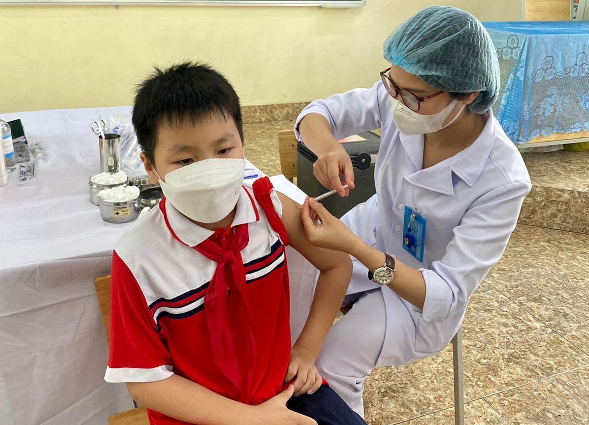 Bộ Y tế yêu cầu đẩy nhanh tiến độ tiêm vaccine cho trẻ 5-12 tuổi và mũi 3 cho người trên 18 tuổi. Ảnh minh họa