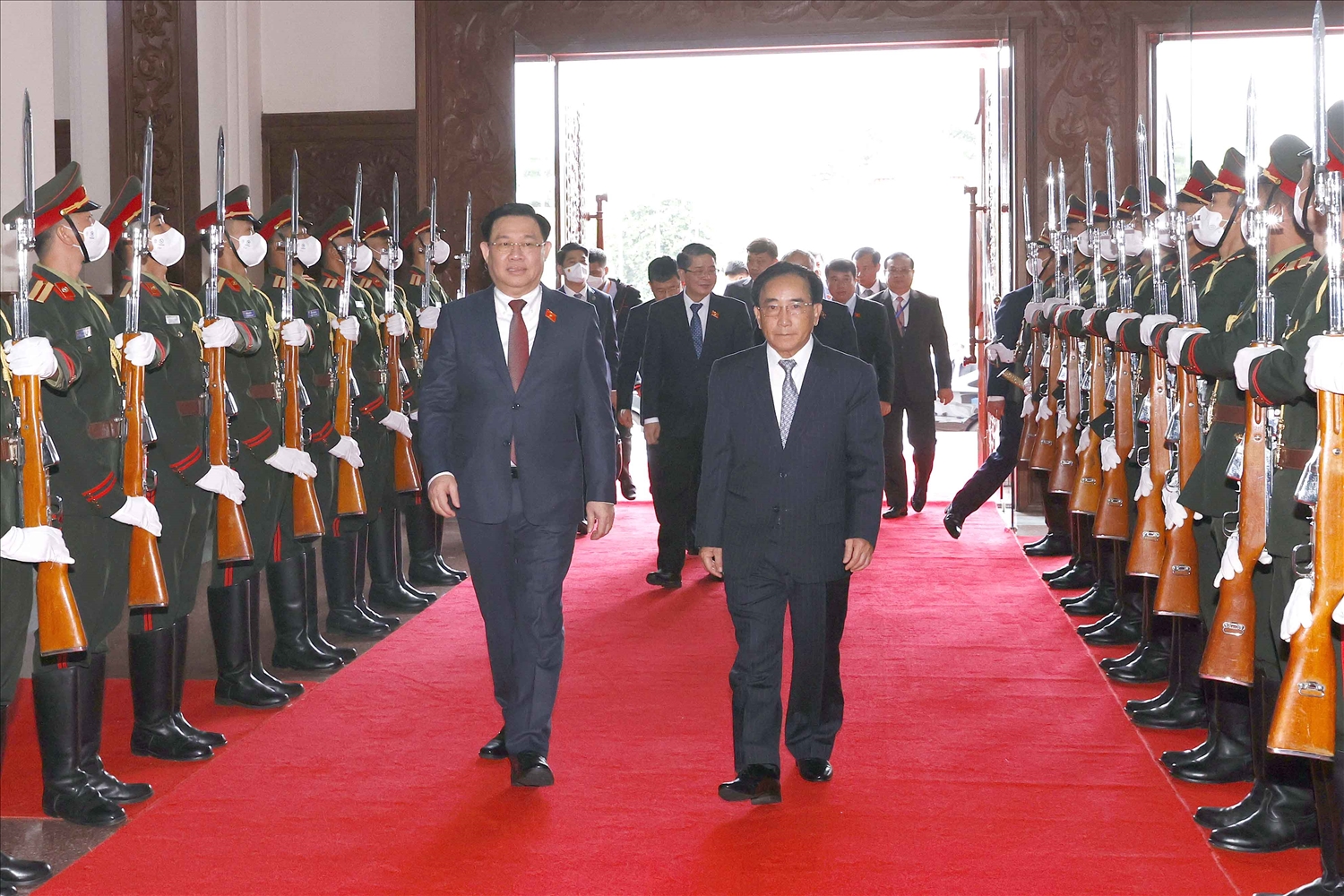 Chủ tịch Quốc hội Vương Đình Huệ hội kiến Thủ tướng Lào 4