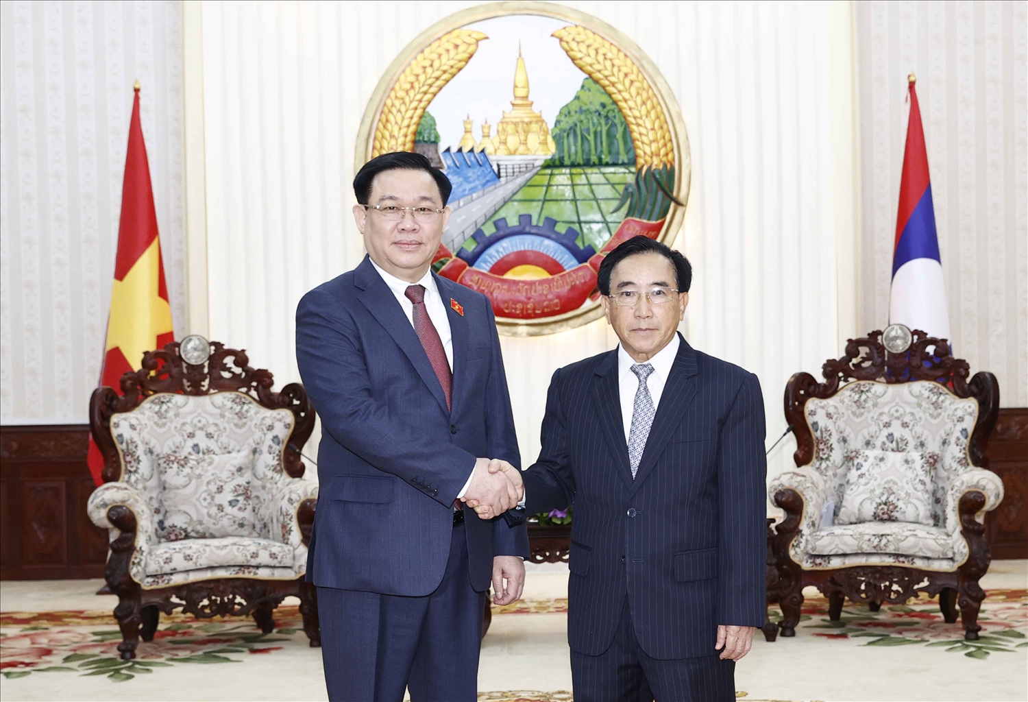 Chủ tịch Quốc hội Vương Đình Huệ hội kiến Thủ tướng Chính phủ Lào Phăn-khăm Vị-pha-văn