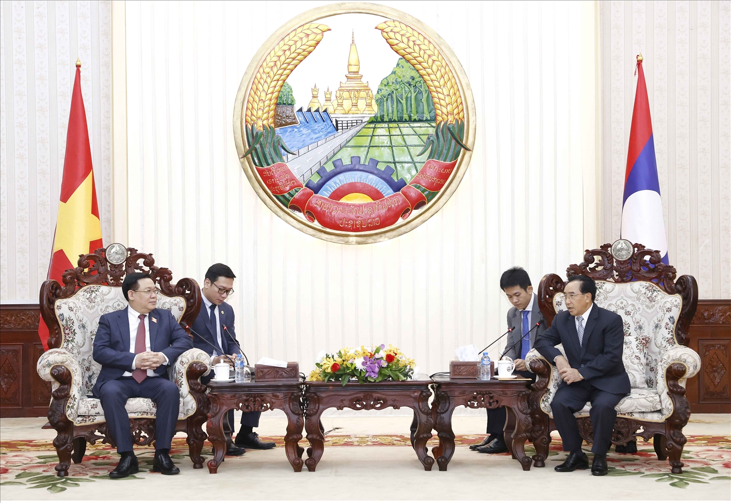 Chủ tịch Quốc hội Vương Đình Huệ trao đổi Thủ tướng Chính phủ Lào Phăn-khăm Vị-pha-văn