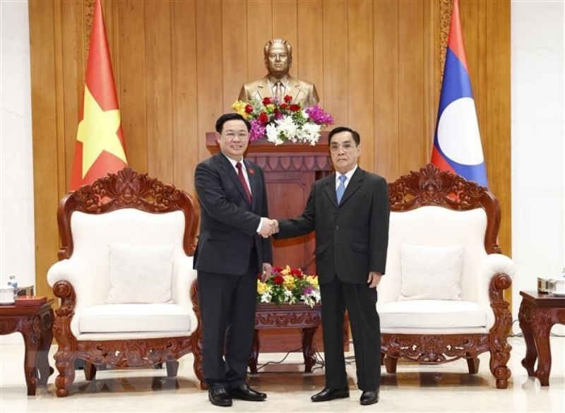 Chủ tịch Quốc hội Vương Đình Huệ gặp ông Thongsing Thammavong, nguyên Thủ tướng, nguyên Chủ tịch Quốc hội Lào. (Ảnh: Doãn Tấn/TTXVN)