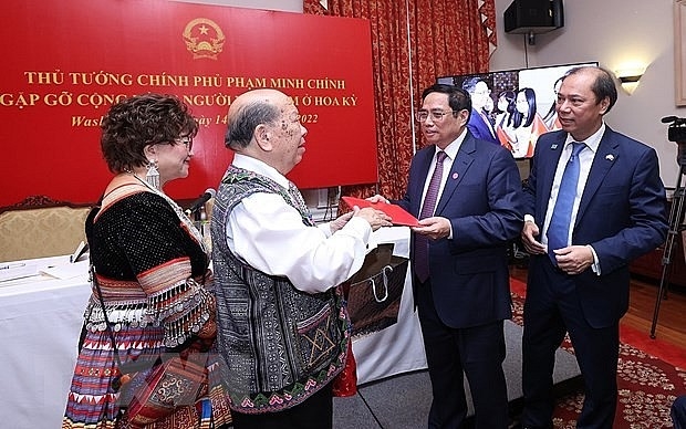 Thủ tướng Phạm Minh Chính với Giáo sư Yang Dao trong buổi gặp gỡ cộng đồng người Việt Nam tại Hoa Kỳ. (Nguồn: TTXVN)