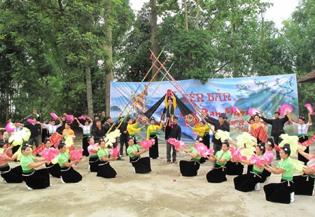Đồng bào Thái Tây bắc vui múa trong lễ Xên bản (Ảnh TL)