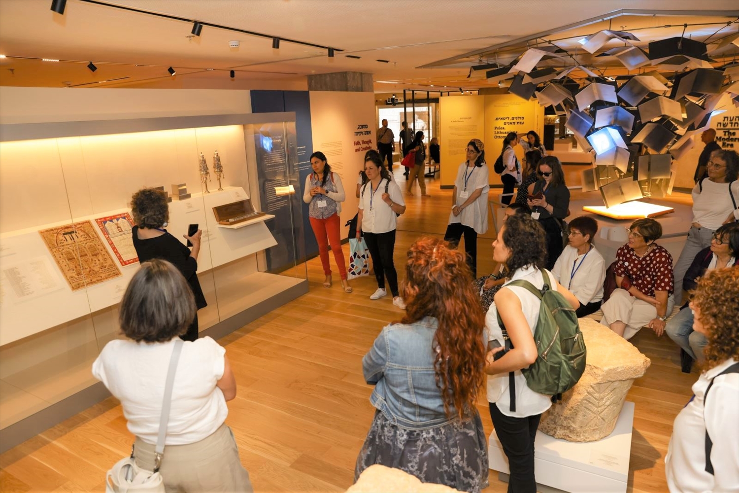 Công chúng tham quan Bảo tàng ANU Lịch sử Người Do Thái. (Ảnh TTXVN)