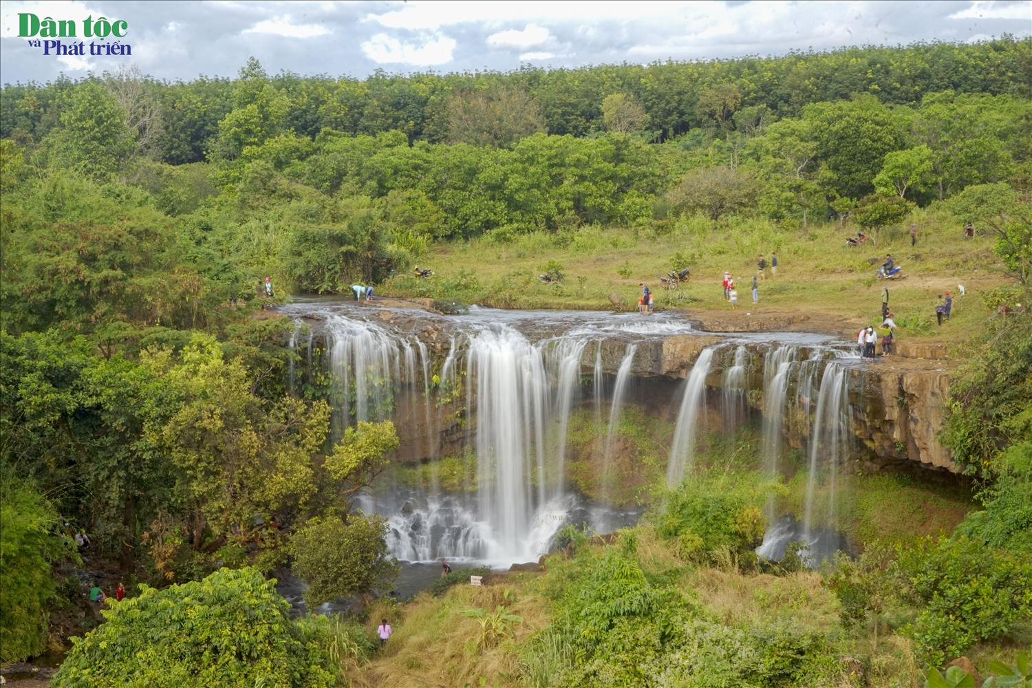 Nhiều du khách đã tìm đến thác Mơ để được ngắm nhìn tuyệt tác của thiên nhiên