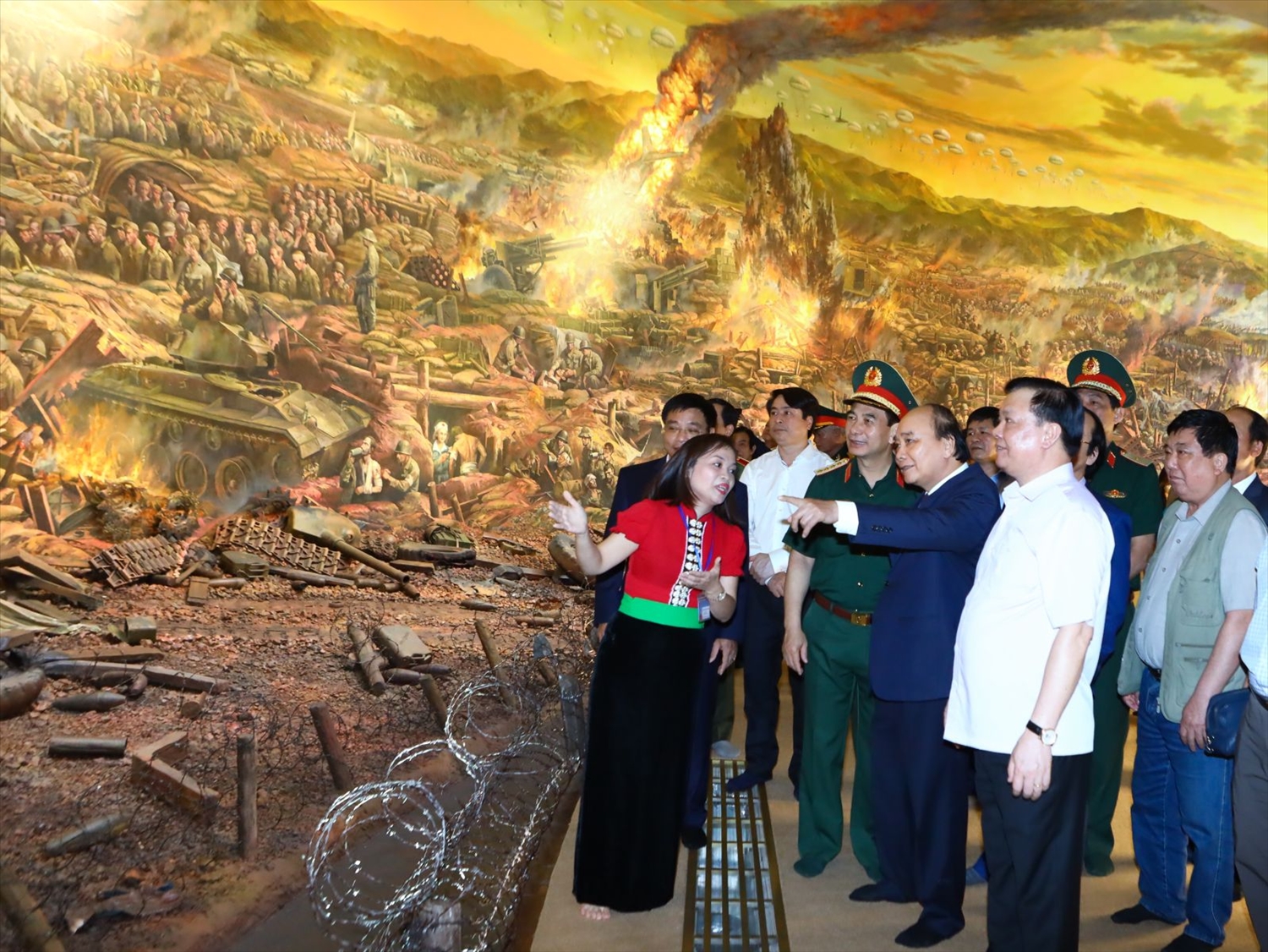 Chủ tịch nước Nguyễn Xuân Phúc tham quan bức tranh Panorama "Trận chiến Điện Biên Phủ". Ảnh: VPCTN