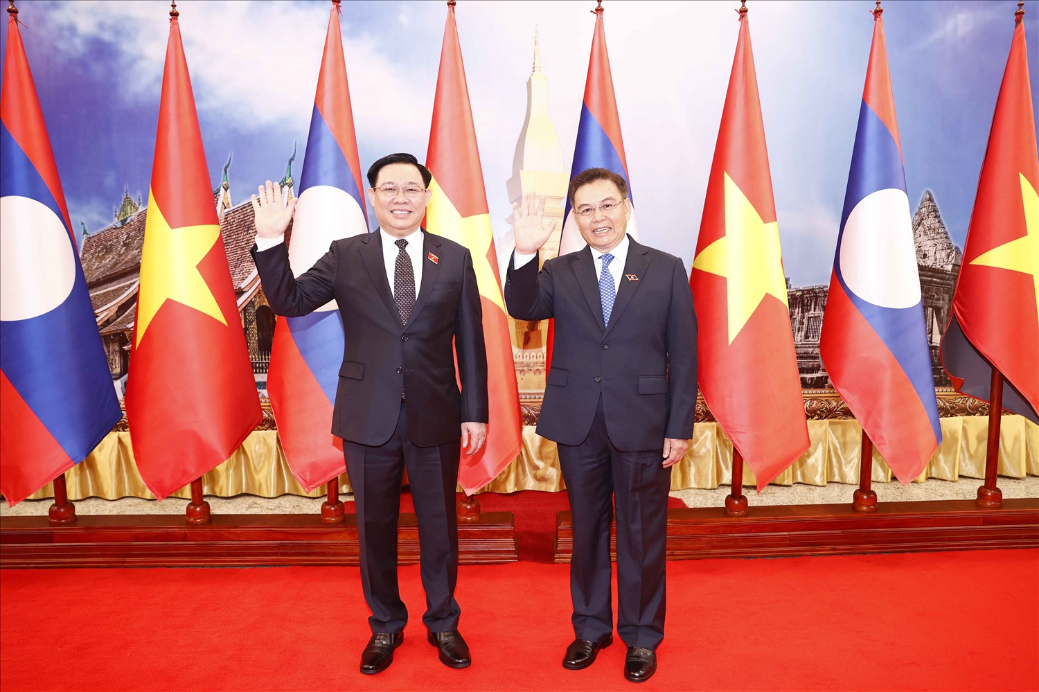 Chủ tịch Quốc hội Vương Đình Huệ và Chủ tịch Quốc hội Cộng hòa dân chủ nhân dân Lào Saysomphone Phomvihane tại lễ đón. (Ảnh: Doãn Tấn/TTXVN)