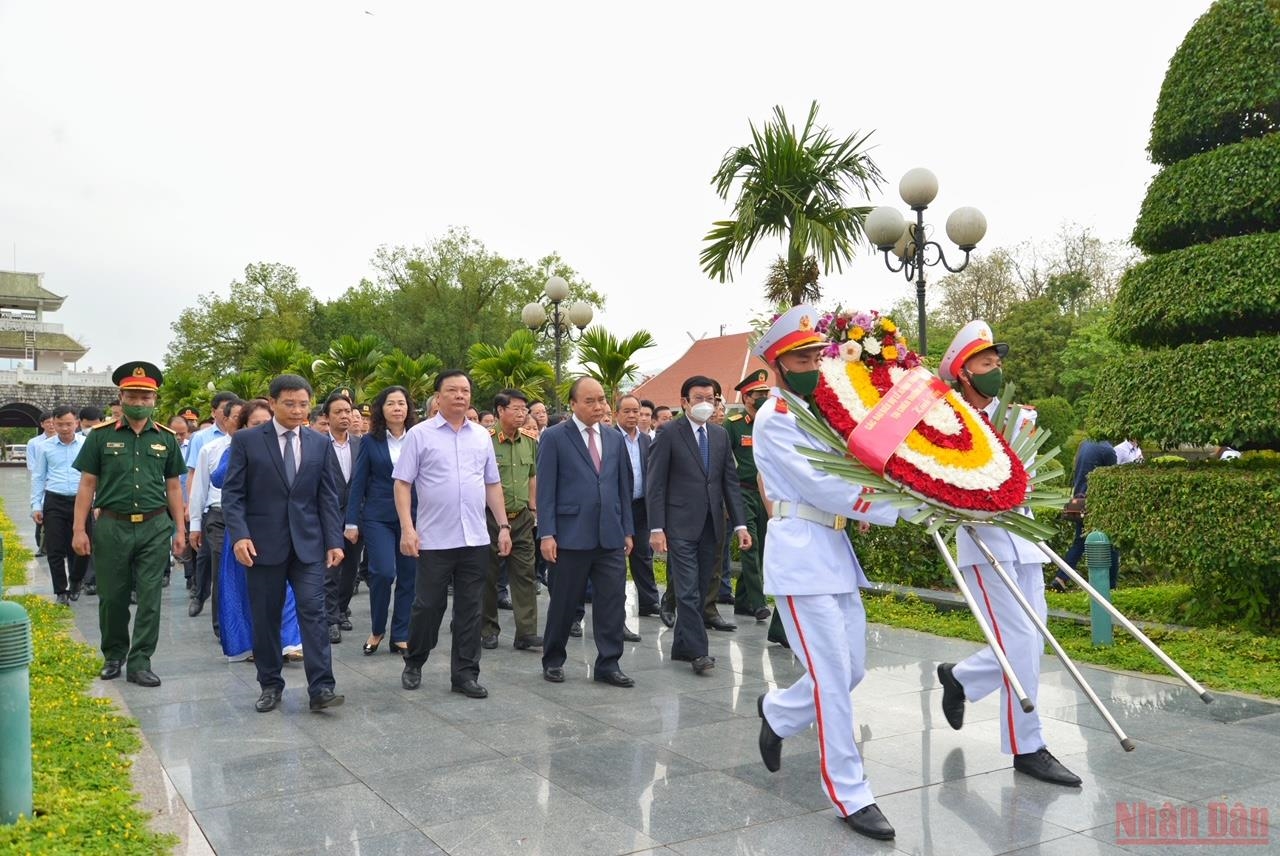 Chủ tịch nước Nguyễn Xuân Phúc tặng quà cựu chiến sĩ Điện Biên 5