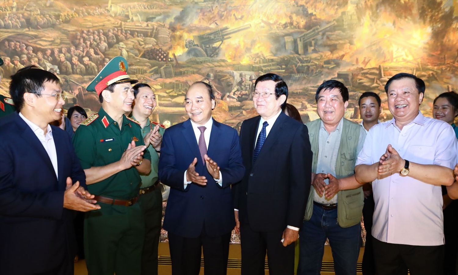 Chủ tịch nước Nguyễn Xuân Phúc cùng các đại biểu tham quan Bảo tàng Chiến thắng lịch sử Điện Biên Phủ. Ảnh: VPCTN