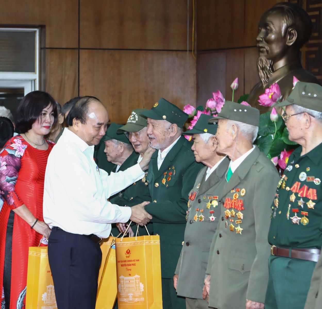 Chủ tịch nước Nguyễn Xuân Phúc tặng quà cho các cựu chiến sỹ Điện Biên trên địa bàn tỉnh. Ảnh: VPCTN