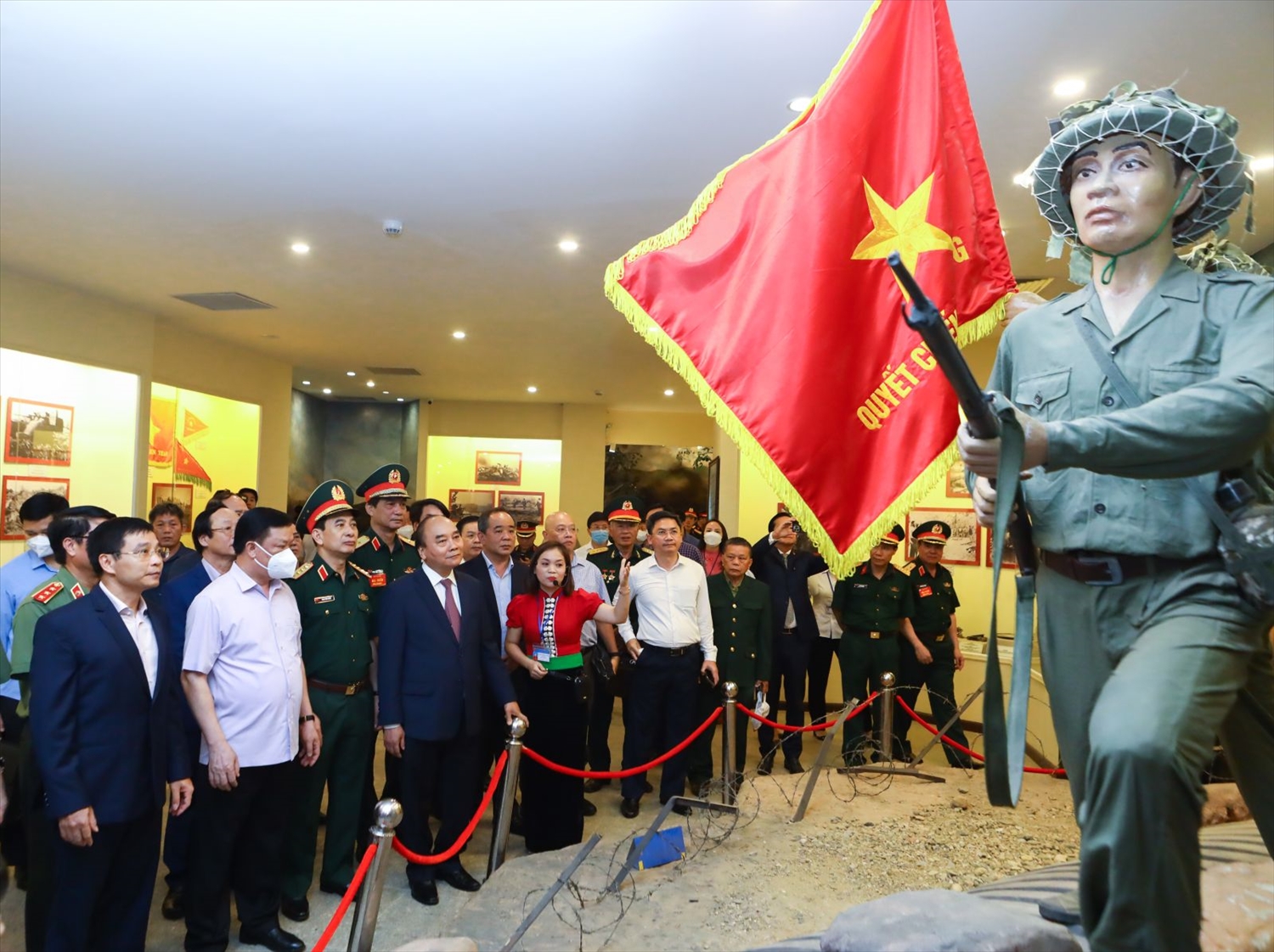 Chủ tịch nước Nguyễn Xuân Phúc tham quan Bảo tàng Chiến thắng lịch sử Điện Biên Phủ. Ảnh: VPCTN