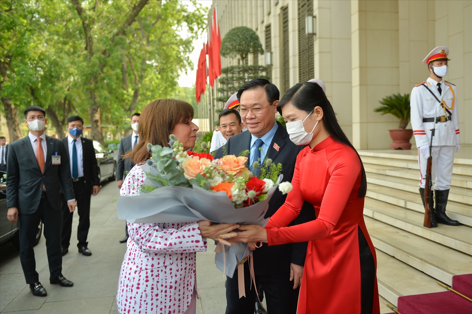 Chủ tịch Quốc hội Vương Đình Huệ tặng hoa chào mừng Tổng thống Hy Lạp Katerina Sakellaropoulou