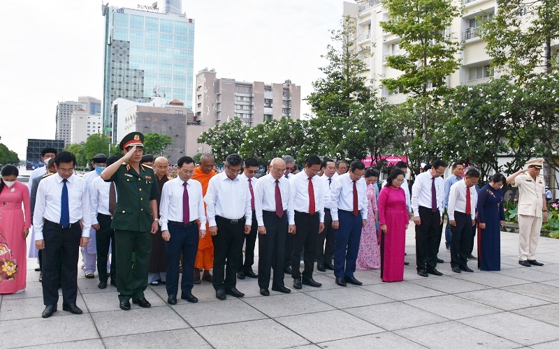 Các đồng chí lãnh đạo TP. Hồ Chí Minh dành phút mặc niệm tưởng nhớ công lao to lớn của Chủ tịch Hồ Chí Minh tại Công viên Tượng đài Chủ tịch Hồ Chí Minh. (Ảnh: Nguyễn Nam)
