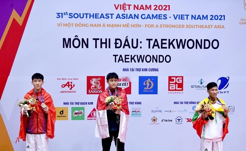 VĐV Ngô Quang Tiến (ngoài cùng bên trái) trên bục nhận HCB hạng cân dưới 63kg của nam