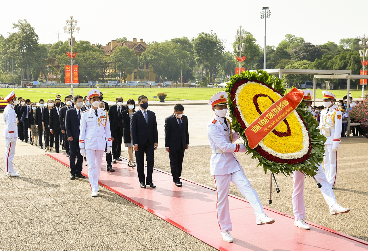 Chủ tịch Quốc hội Cộng hoà Singapore Tan Chuan-Jin cùng Phu nhân dẫn đầu Đoàn Đại biểu Quốc hội Cộng hòa Singapore đặt vòng hoa vào Lăng viếng Chủ tịch Hồ Chí Minh