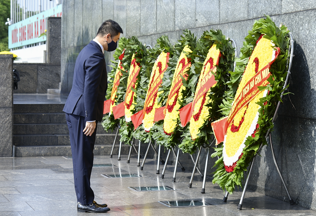 Chủ tịch Quốc hội Cộng hoà Singapore Tan Chuan-Jin tưởng nhớ Chủ tịch Hồ Chí Minh – người anh hùng của dân tộc Việt Nam