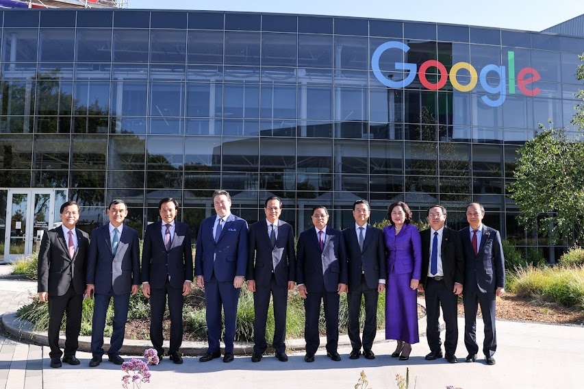 Thủ tướng chụp ảnh lưu niệm tại trụ sở của Google - Ảnh: VGP/Nhật Bắc