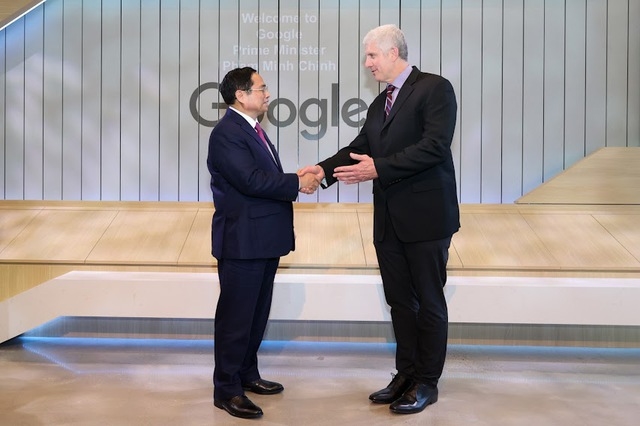 Phó Chủ tịch cao cấp phụ trách Thiết bị và Dịch vụ của Google - Rick Osterloh chào đón Thủ tướng đến thăm trụ sở Google - Ảnh: VGP/Nhật Bắc