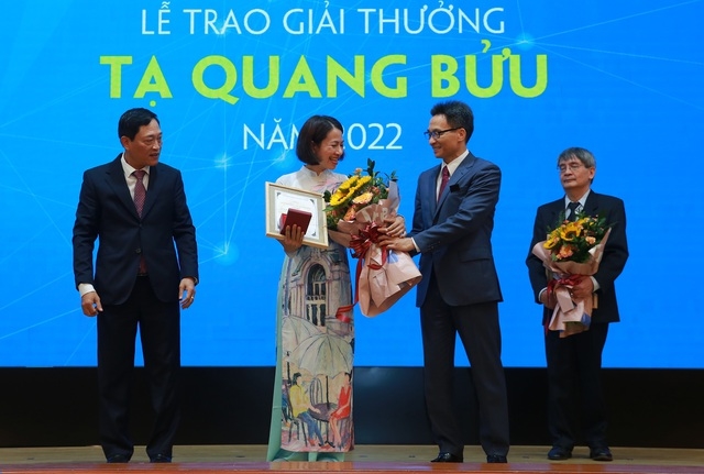 Phó Thủ tướng Vũ Đức Đam tặng hoa chúc mừng PGS.TS. Nguyễn Thị Lệ Thu - Ảnh: VGP/Minh Khôi