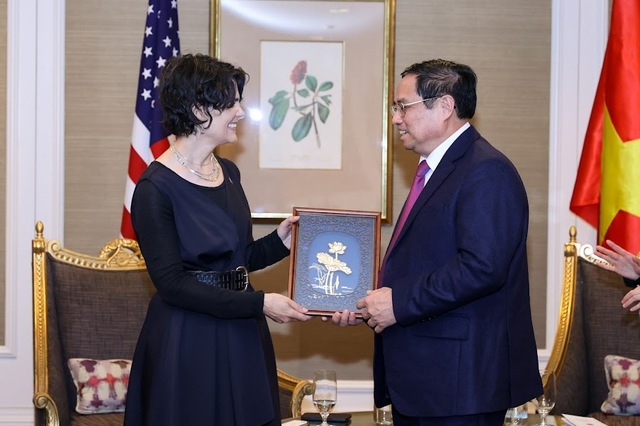 Thủ tướng tặng quà lưu niệm Phó Thị trưởng TP. Los Angeles - Ảnh: VGP/Nhật Bắc