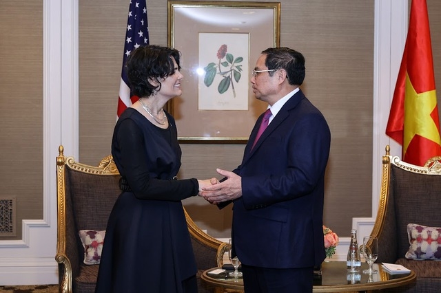 Thủ tướng Phạm Minh Chính tiếp bà Nina Hachigian, Phó Thị trưởng TP. Los Angeles - Ảnh: VGP/Nhật Bắc