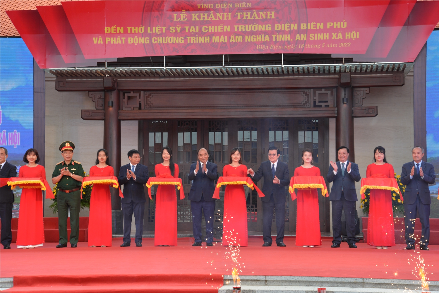  Chủ tịch nước Nguyễn Xuân Phúc và các đại biểu tham gia Lễ cắt băng khánh thành Đền thờ liệt sĩ tại Chiến trường Điện Biên Phủ