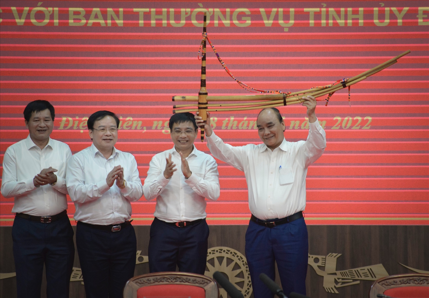 Tỉnh Điện Biên tặng chiếc khèn Mông làm quà lưu niệm cho Chủ tịch nước.