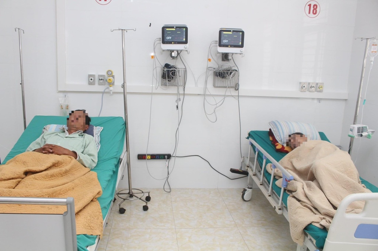 Hai bệnh nhân đang điều trị tại Bệnh viện Đa khoa tỉnh Điện Biên