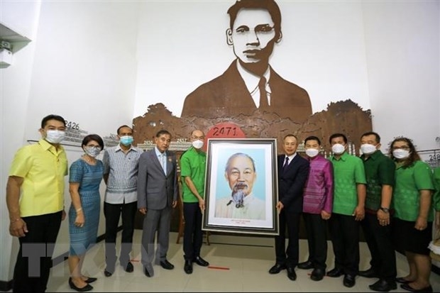 Đại sứ Phan Chí Thành trao Bức chân dung Chủ tịch Hồ Chí Minh cho Trưởng Ban quản lý Bảo tàng Bản Đông. (Ảnh: TTXVN 