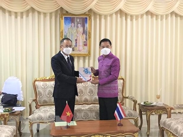 潘志清大使向披集省省長贈送了一本關於越泰關係的書籍。  （照片：越通社廣播。）