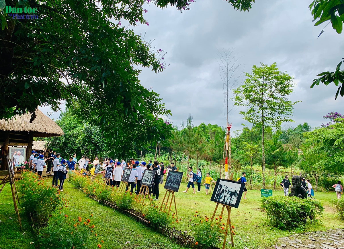 Trưng bày Triển lãm về hình ảnh Bác Hồ với cộng đồng các dân tộc tại không gian làng Tà Ôi thu hút đông đảo du khách tham quan