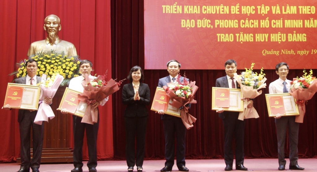 Đồng chí Trịnh Thị Minh Thanh, Phó Bí thư Tỉnh ủy trao huy hiệu Đảng cho các đảng viên đang công tác, sinh hoạt Đảng tại các cơ sở Đảng thuộc Đảng bộ khối các cơ quan và doanh nghiệp tỉnh