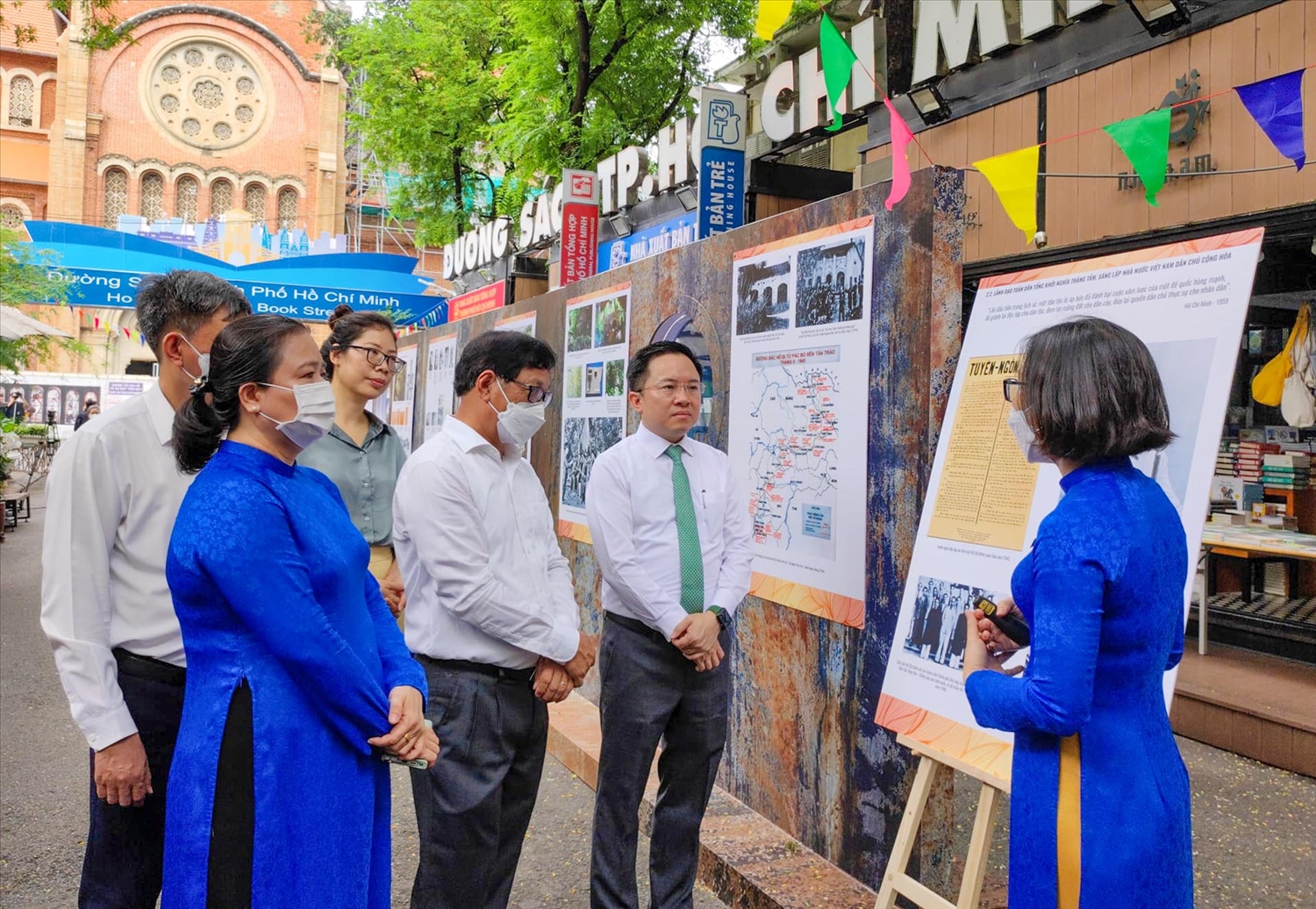 Các đại biểu và quan khách tham quan không gian trưng bày, triển lãm các tư liệu về Chủ tịch Hồ Chí Minh