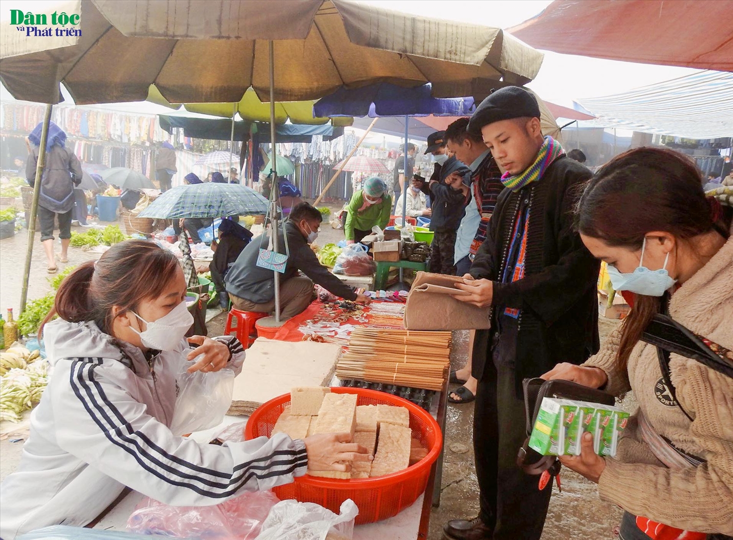 Chợ phiên Y Tý nằm ở trung tâm xã Y Tý, mỗi tuần chợ họp 1 lần vào thứ 7. Đây là phiên chợ vùng cao phản ảnh bức tranh văn hóa đầy màu sắc của bà con các dân tộc: Mông, Giáy, Hà Nhì… 
