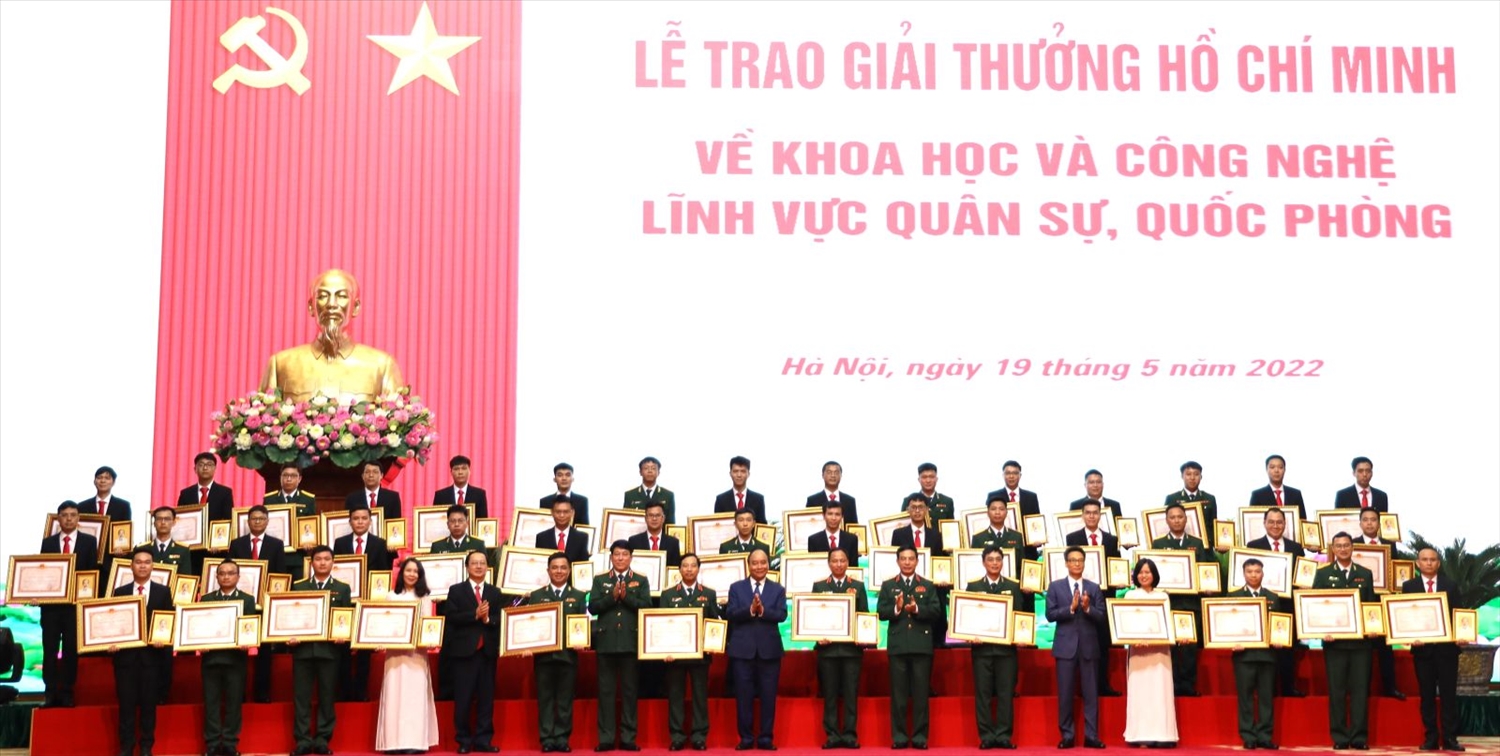 Chủ tịch nước Nguyễn Xuân Phúc trao Giải thưởng Hồ Chí Minh về khoa học, công nghệ lĩnh vực quân sự, quốc phòng cho các tác giả. Ảnh: VPCTN