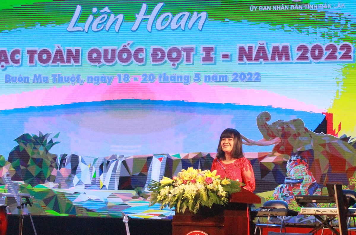 Bà H’Yim Kđoh, Phó Chủ tịch UBND tỉnh Đắk Lắk phát biểu chào mừng các đoàn tham gia Liên hoan