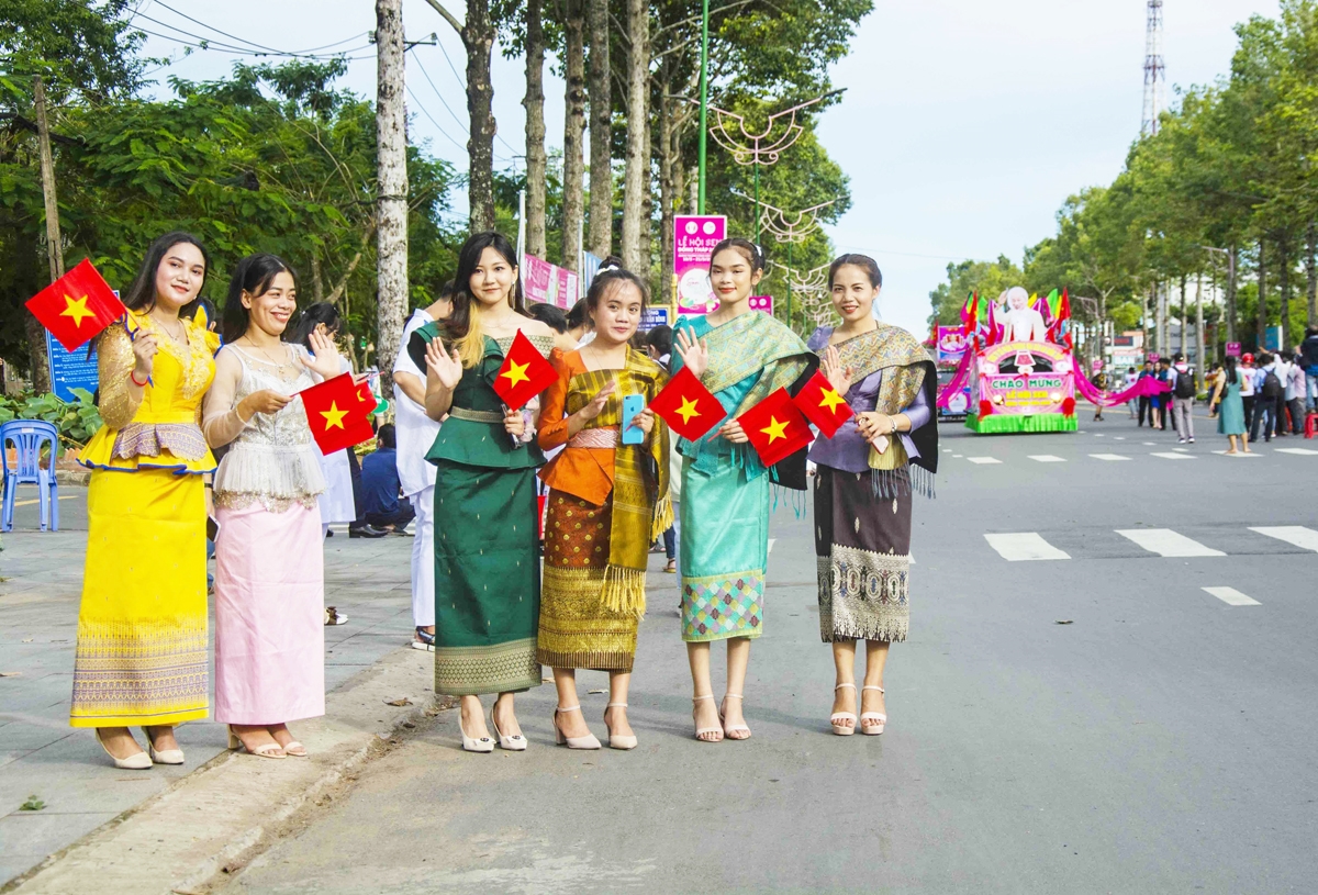 Các cô gái với trang phục truyền thống của đồng bào Khmer cùng tham gia các hoạt động chào mừng trước giờ khai mạc Lễ hội sen