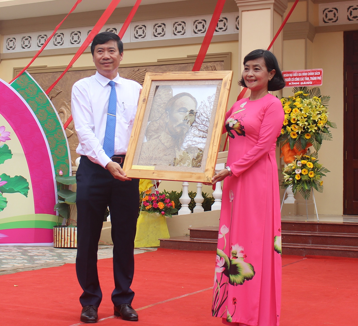 Ông Phạm Thiện Nghĩa Chủ tịch UBND tỉnh Đồng Tháp tặng ảnh lưu niệm cho khu Di tích Nguyễn Sinh Sắc