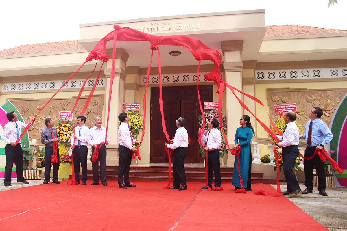Các đại biểu thực hiện nghi thức khánh thành Nhà trưng bày Chủ tịch Hồ Chí Minh