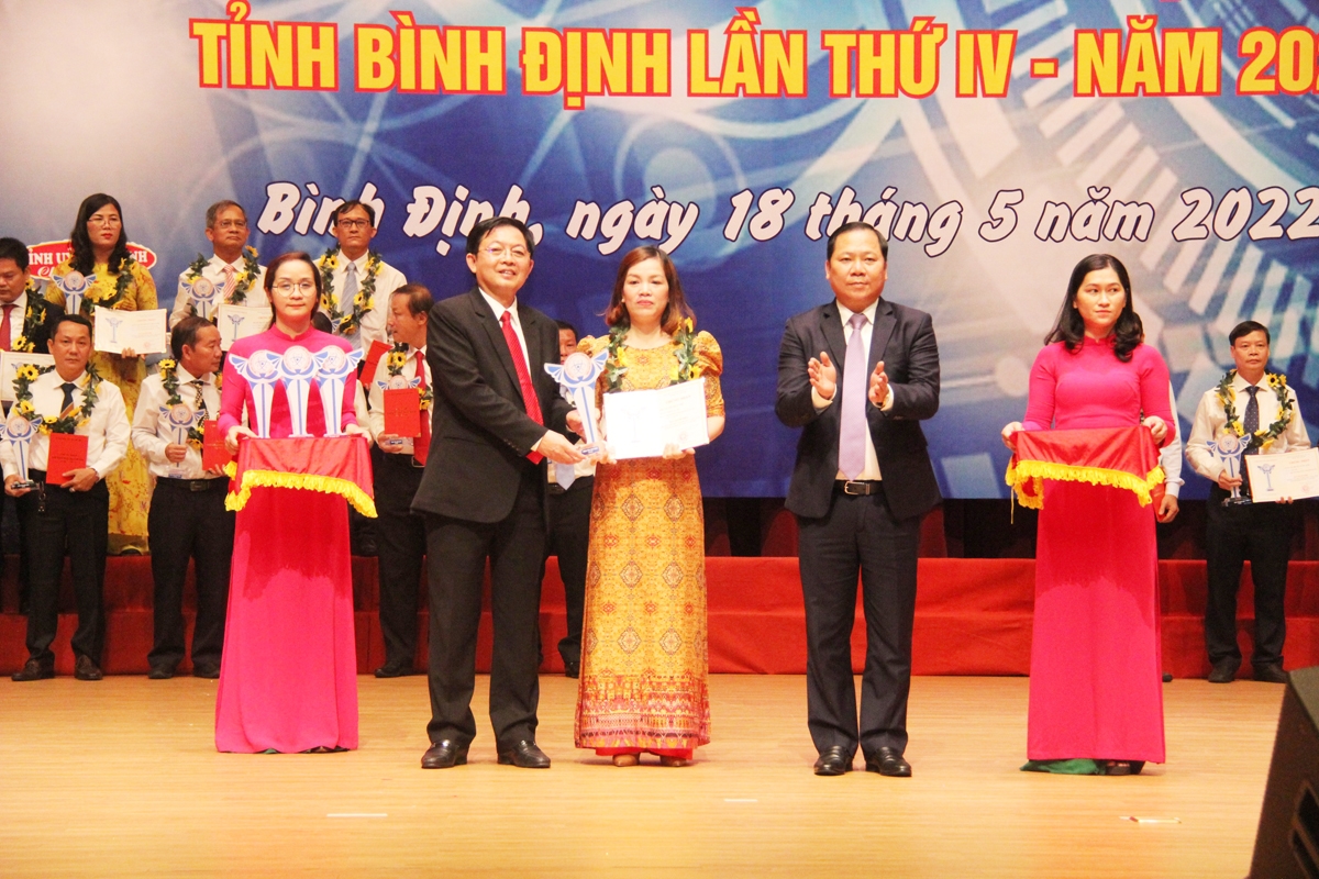 Lãnh đạo tỉnh Bình Định trao giấy chứng nhận và biểu trưng cho trí thức KH&CN tiêu biểu của tỉnh