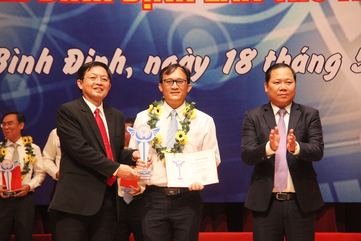 Lãnh đạo tỉnh Bình Định trao giấy chứng nhận và biểu trưng cho trí thức KH&CN tiêu biểu của tỉnh