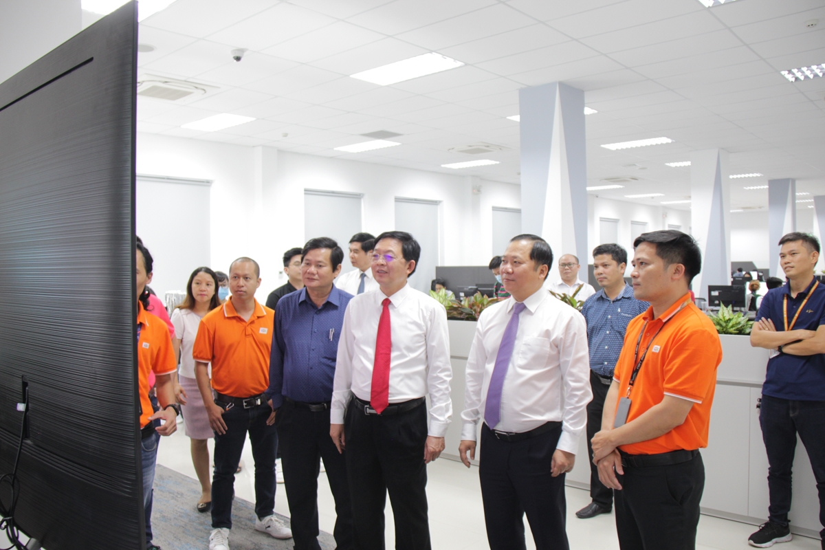 Lãnh đạo tỉnh Bình Định cùng các đại biểu thăm các đơn vị trong lĩnh vực nghiên cứu khoa học