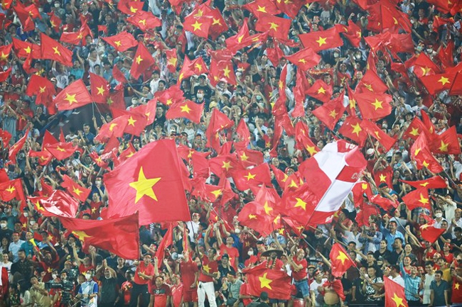 Người hâm mộ đến Sân vận động Việt Trì "tiếp lửa" cho U23 Việt Nam. (Ảnh chụp qua màn hình)