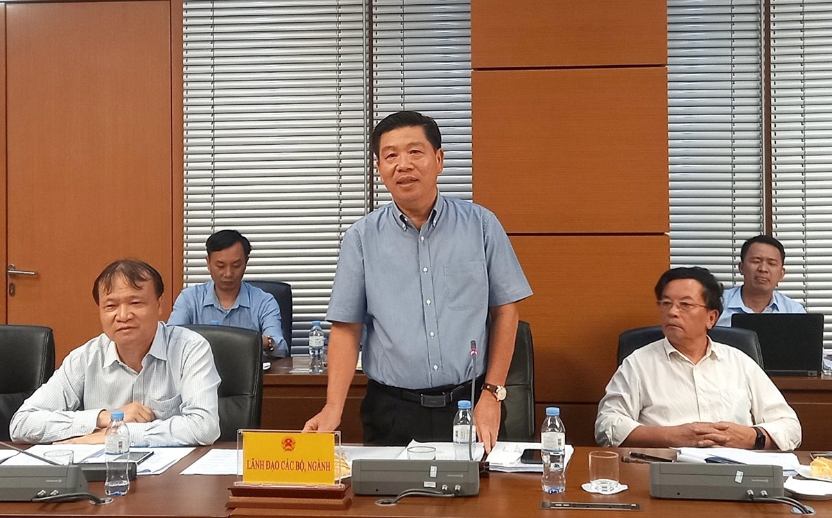 Thứ trưởng, Phó Chủ nhiệm Ủy ban Dân tộc Lê Sơn Hải phát biểu tại buổi làm việc