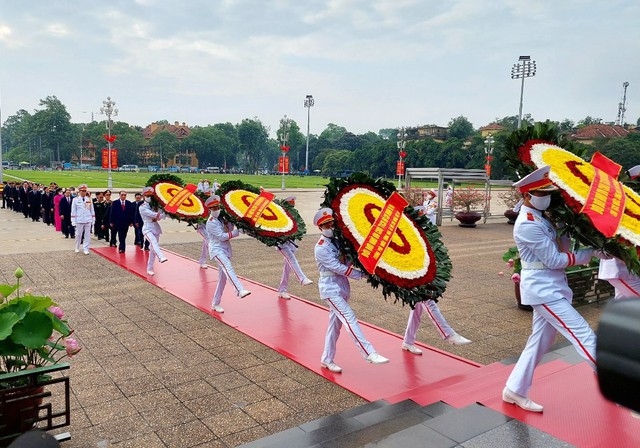 Vòng hoa của Đoàn mang dòng chữ "Đời đời nhớ ơn Chủ tịch Hồ Chí Minh vĩ đại" - Ảnh: VGP/Nguyễn Hoàng