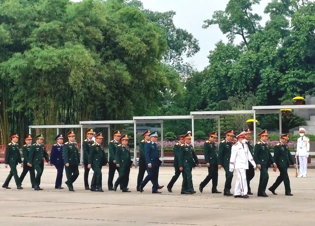 Đoàn đại biểu Bộ Quốc phòng vào Lăng viếng Chủ tịch Hồ Chí Minh - Ảnh: VGP/Nguyễn Hoàng