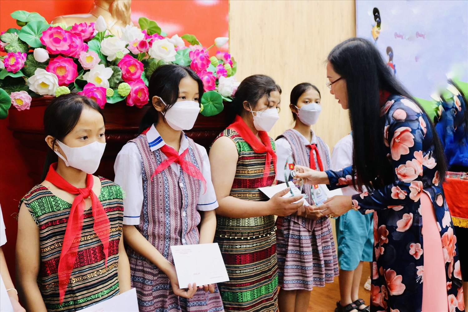 Bí thư Tỉnh ủy Quảng Ngãi Bùi Thị Quỳnh Vân tặng quà cho các em tại buổi gặp mặt (ảnh Đ.N).