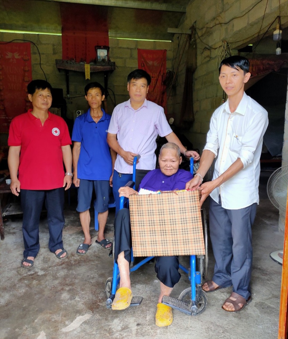 Ông Hà Văn Vui thăm hỏi, tặng quà gia đình có hoàn cảnh đặc biệt khó khăn trên địa bàn xã Ngũ Lão, huyện Hòa An