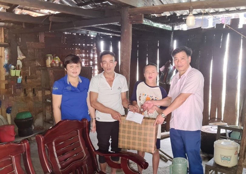 Ông Hà Văn Vui thăm hỏi, tặng quà gia đình có hoàn cảnh đặc biệt khó khăn trên địa bàn xã Ngũ Lão, huyện Hòa An.