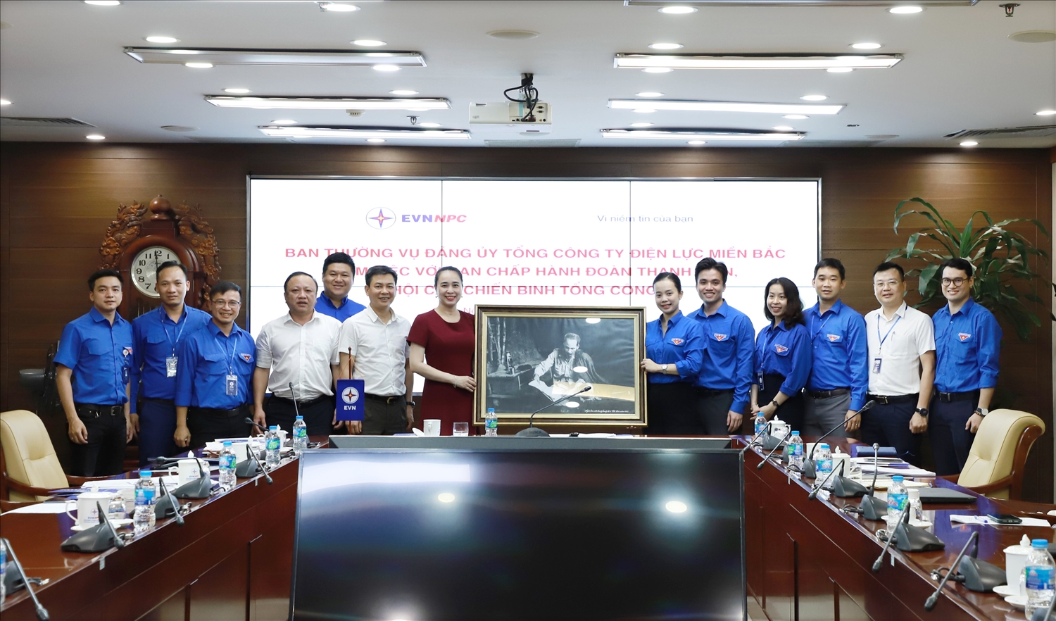BTV Đảng uỷ EVNNPC tặng bức tranh lưu niệm cho BCH Đoàn thanh niên Tổng công ty khoá I nhiệm kỳ 2017 - 2022